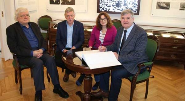 pracownicy Muzeum z posłem na sejm Kazimierzem Plocke