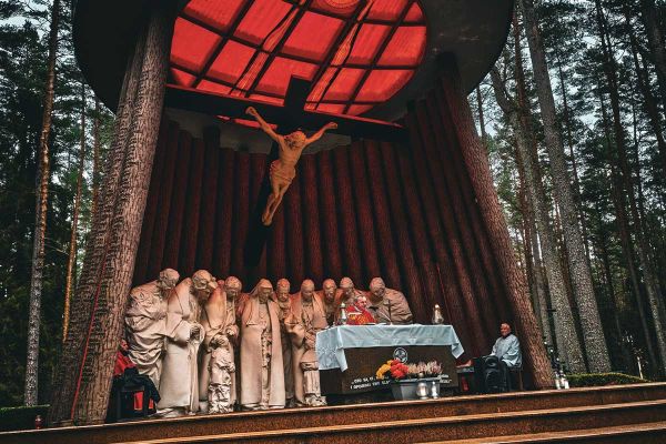 The priest celebrates Mass at the Piaśnica Shrine