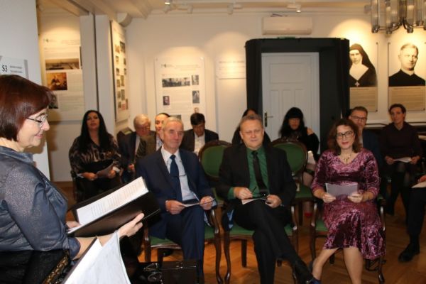 pracownicy muzeum słuchają koncertu podczas spotkania adwentowego