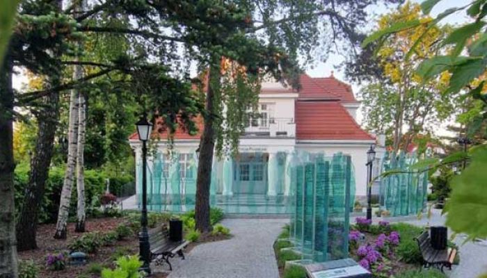 ogród pamięci przed Muzeum Piaśnickim w Wejherowie
