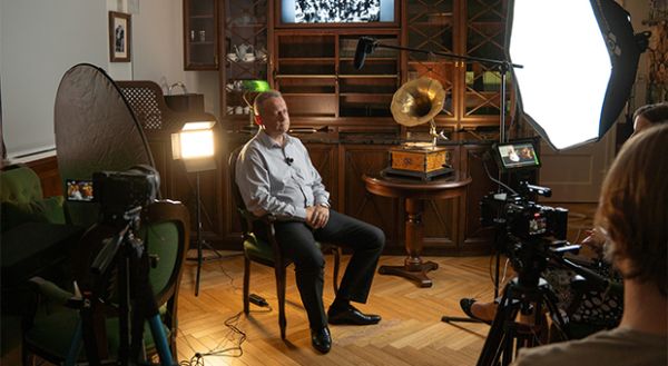 Mirosław Lademann opowiada o Piaśnicy podczas nagrywania filmu