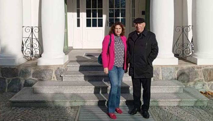 prof. Cezary Obracht-Prądzyński z dr Magdaleną Sachą przed Muzeum Piaśnickim