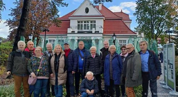 członkowie Wielkopolskiego Klubu Publicystów Krajoznawczych przed Muzeum Piaśnickim