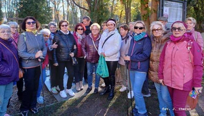 grupa seniorów pozuje do zdjęcia