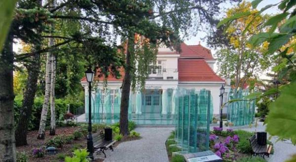 ogród pamięci przed Muzeum Piaśnickim w Wejherowie