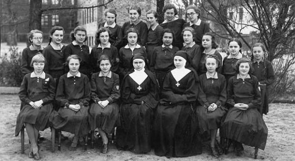 błogosławiona siostra Alicja Kotowska wśród uczennic