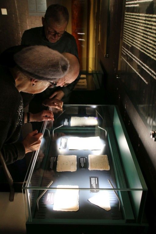 goście oglądają gabloty na wystawie Muzeum Piaśnickiego