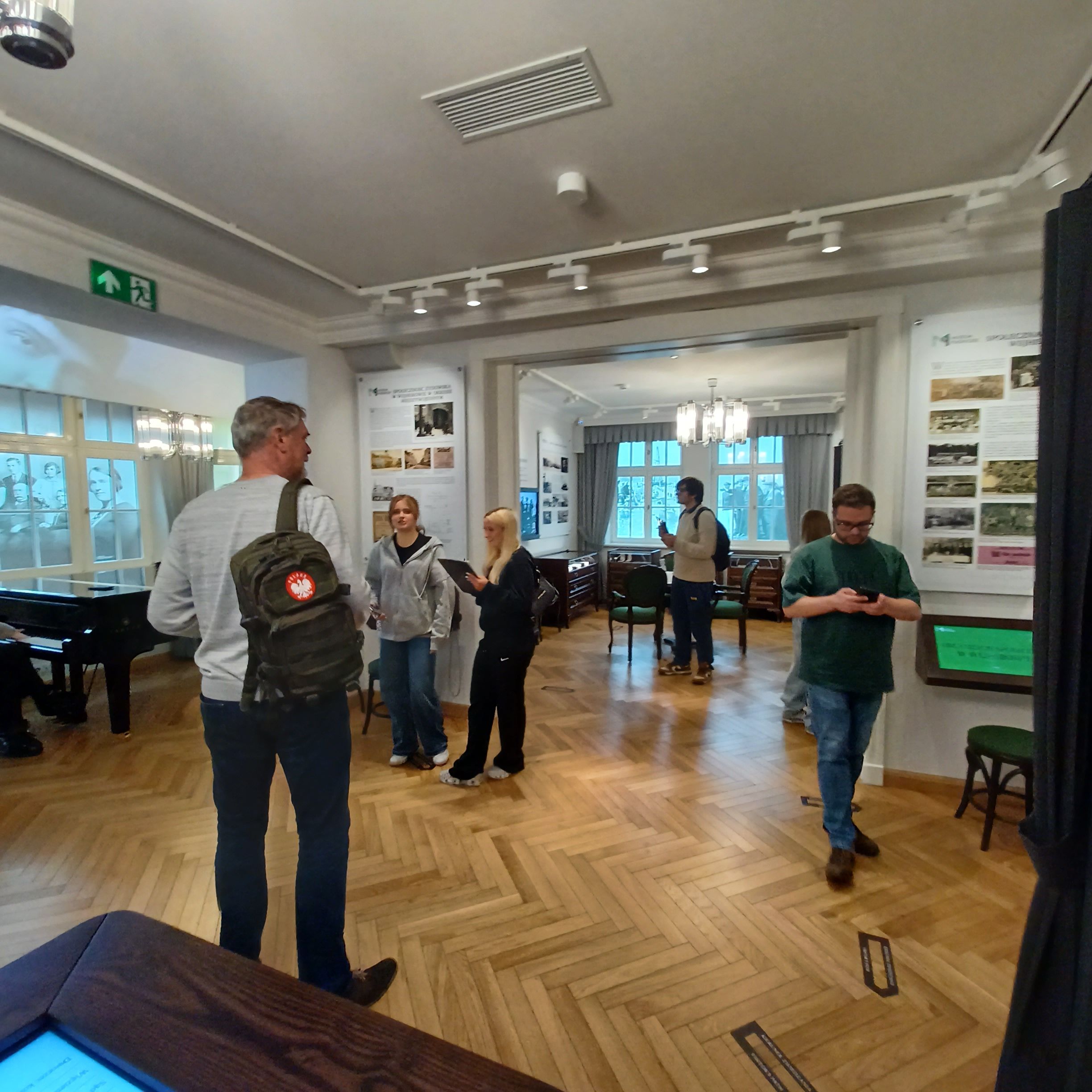 uczniowie ZSAP oglądają wystawę o rodzinie Panków