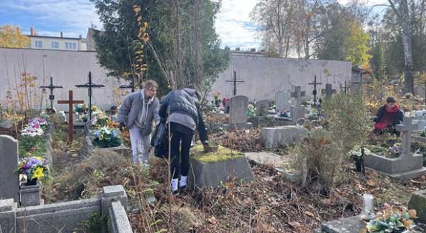 uczniowie sprzątają stary cmentarz w Wejherowie