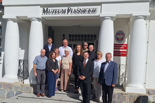 członkowie Społecznej Rady Muzeum Piaśnickiego pozują przed muzeum