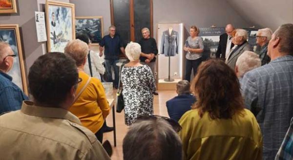 uczestnicy podczas wernisażu wystawy w Muzeum Ziemi Puckiej
