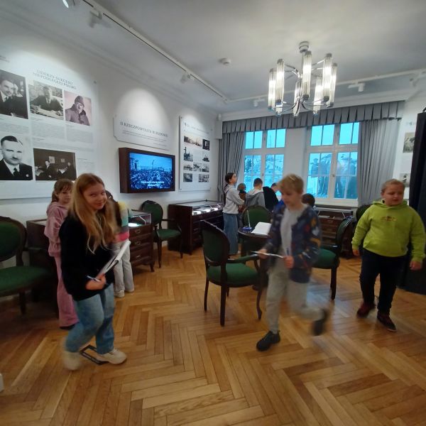 uczniowie oglądają wystawę w Muzeum Piaśnickim