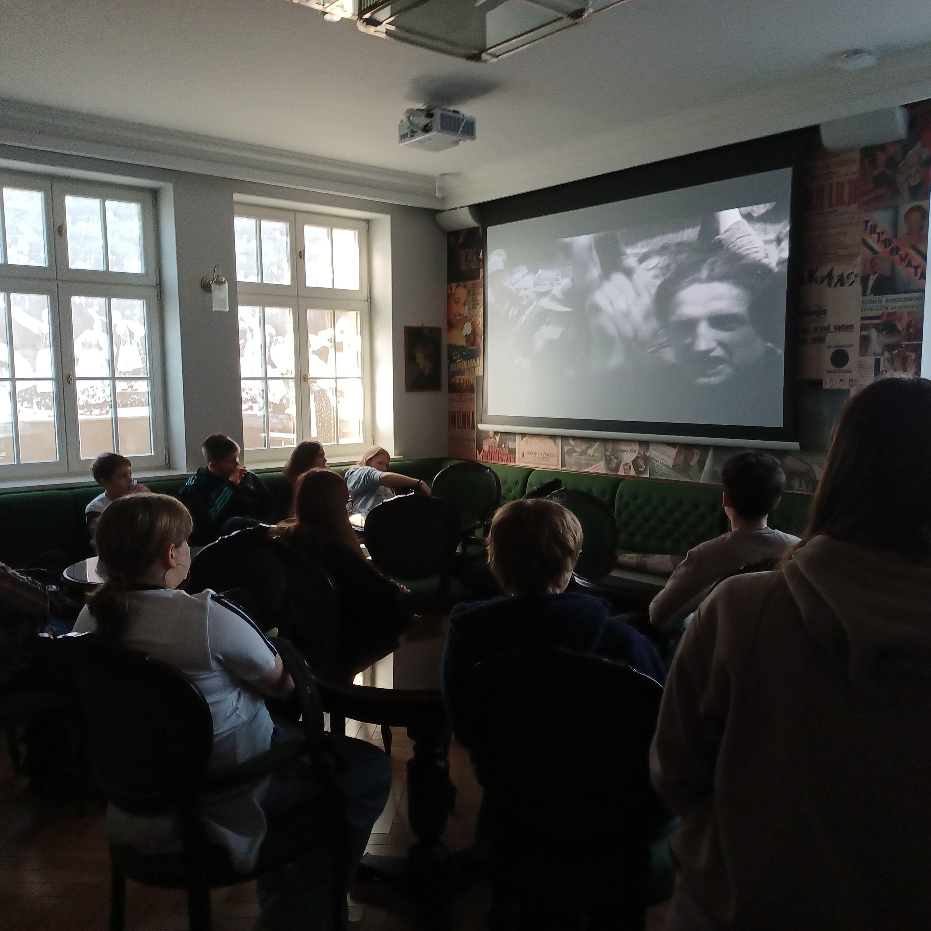 uczniowie oglądają projekcję filmową o Piaśnicy