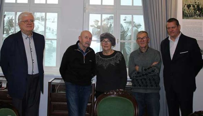 Państwo Socha z pracownikami Muzeum Piaśnickiego