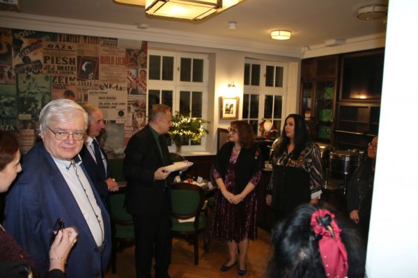 pracownicy rozmawiają podczas spotkania adwentowego