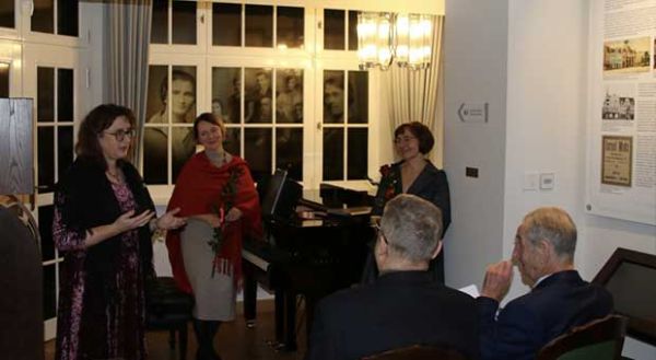 wystąpienie kierownik Muzeum Piaśnickiego podczas spotkania adwentowego