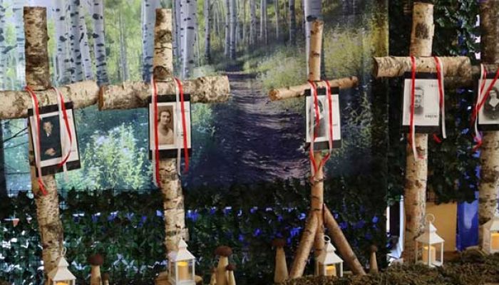 drewniane krzyże ze zdjęciami ofiar Piaśnicy