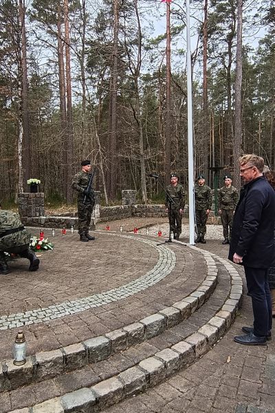 pracownicy oddają hołd ofiarom zbrodni piaśnickiej