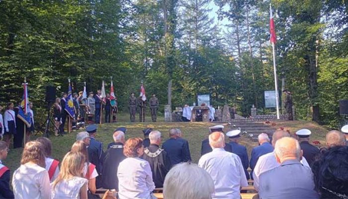 widok na delegacje uroczystości w Białej