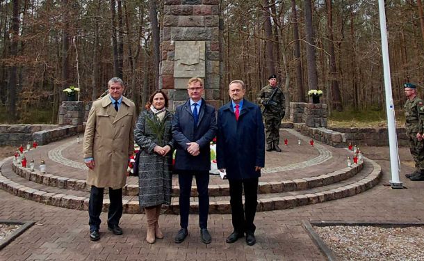 pracownicy muzeum piaśnickiego przed pomnikiem ofiar piaśnicy