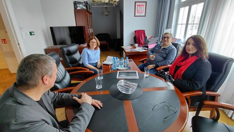 pracownicy z gośćmi rozmawiają w gabinecie w muzeum