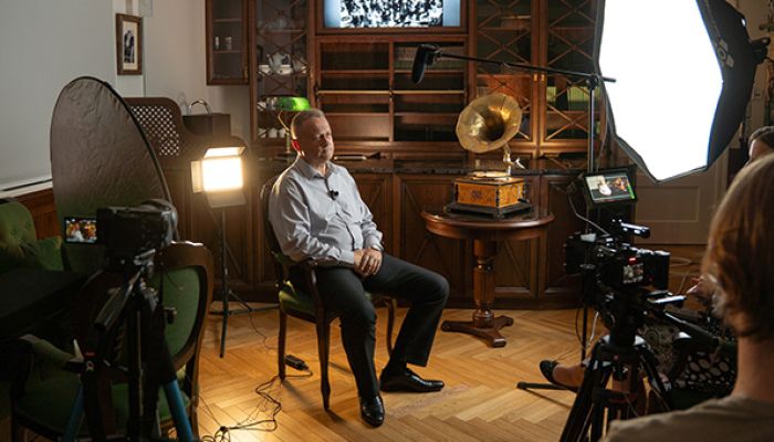 Mirosław Lademann opowiada o Piaśnicy podczas nagrywania filmu