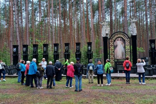 uczestnicy zlotu PTTK w Lasach Piaśnickich