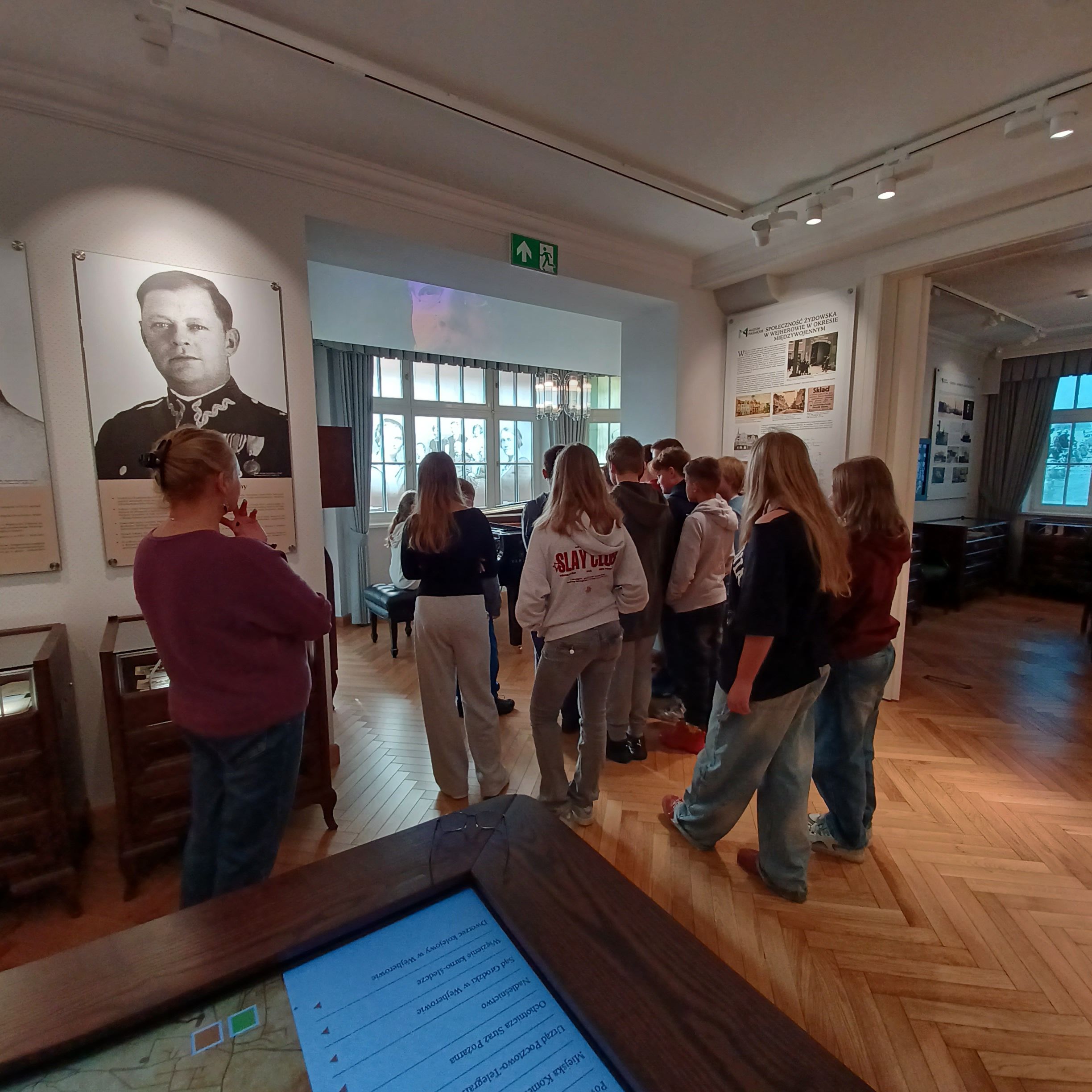 uczniowie oglądają wystawę w Muzeum Piaśnickim w Wejherowie
