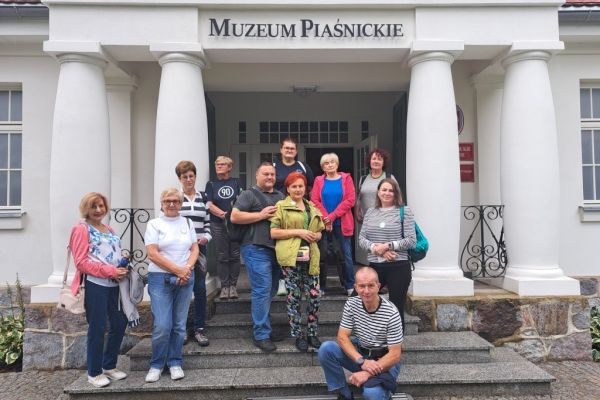 uczestnicy zlotu PTTK pozują przed Muzeum Piaśnickim