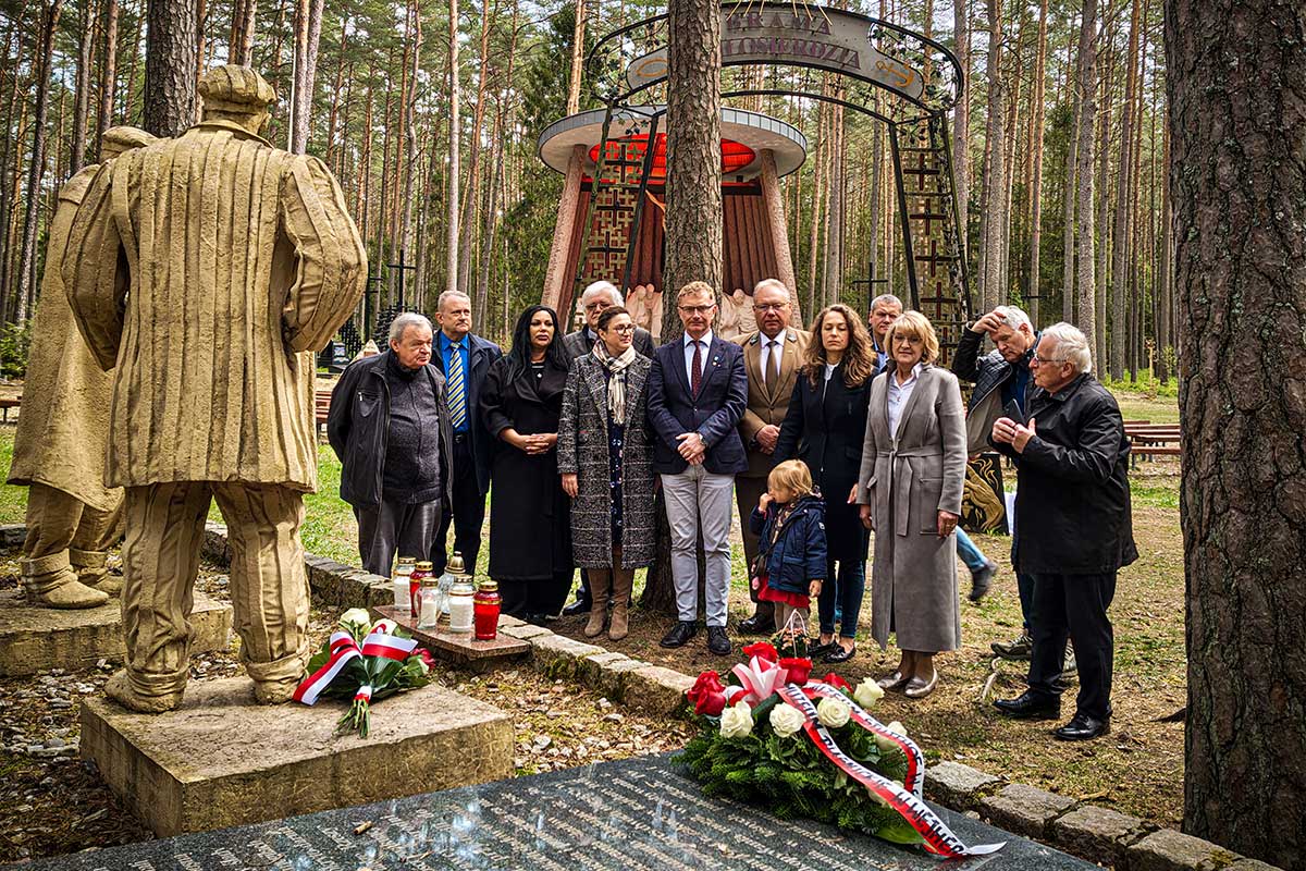 uczestnicy uroczystości oddania hołdu ofiarom - więźniom KL Stutthof