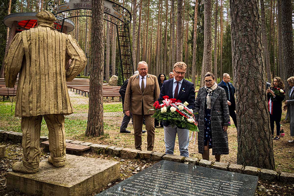 złożenie wiązanek na legowisku więźniów KL Stutthof w Lesie Piaśnickim