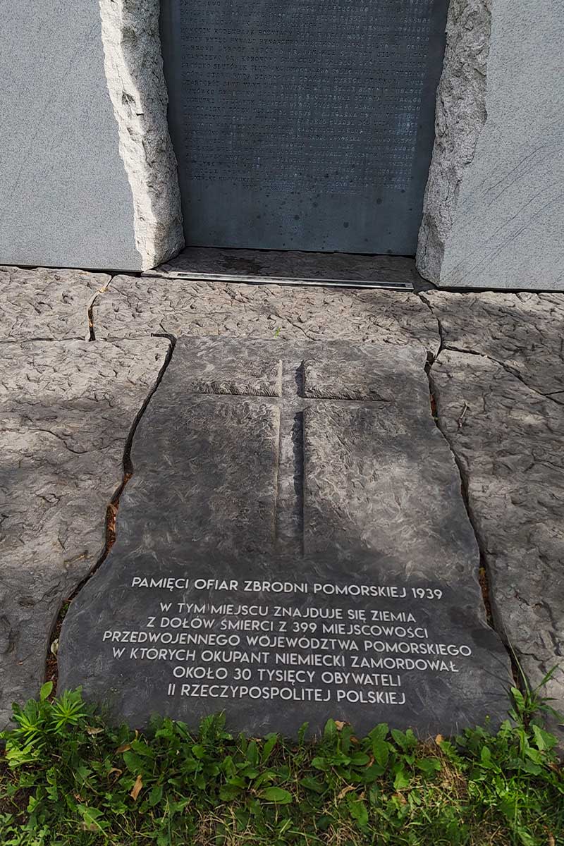 zbliżenie na napis przy pomniku ofiar Zbrodni Pomorskiej w Toruniu