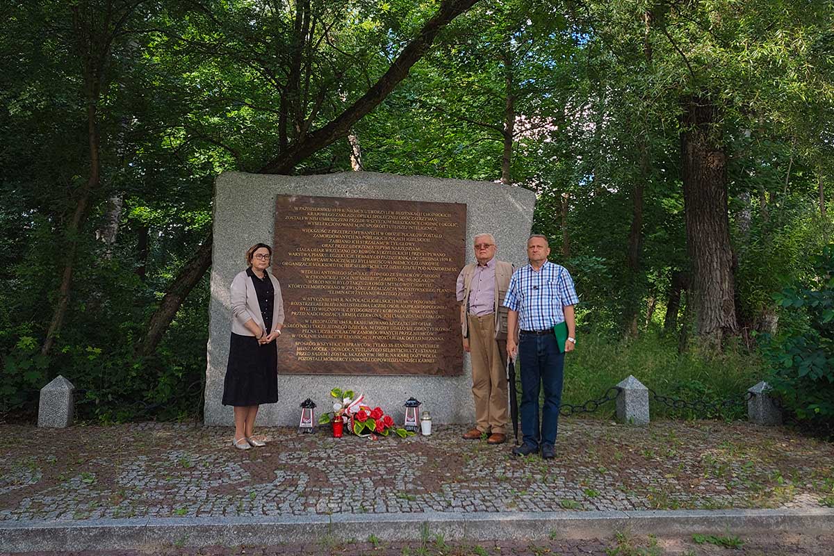Pracownicy Muzeum Piaśnickiego przed pomnikiem w Dolinie Śmierci w Chojnicach