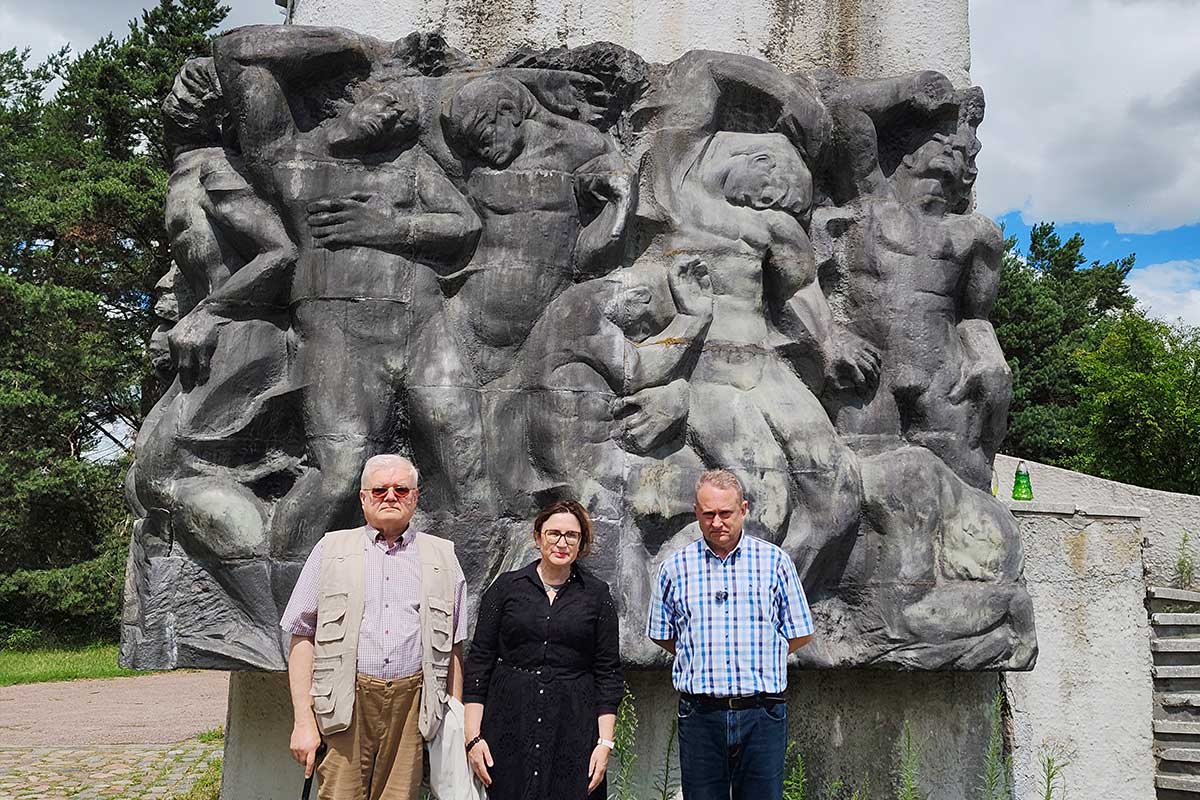 Pracownicy Muzeum Piaśnickiego przed pomnikiem w Dolinie Śmierci w Bydgoszczy