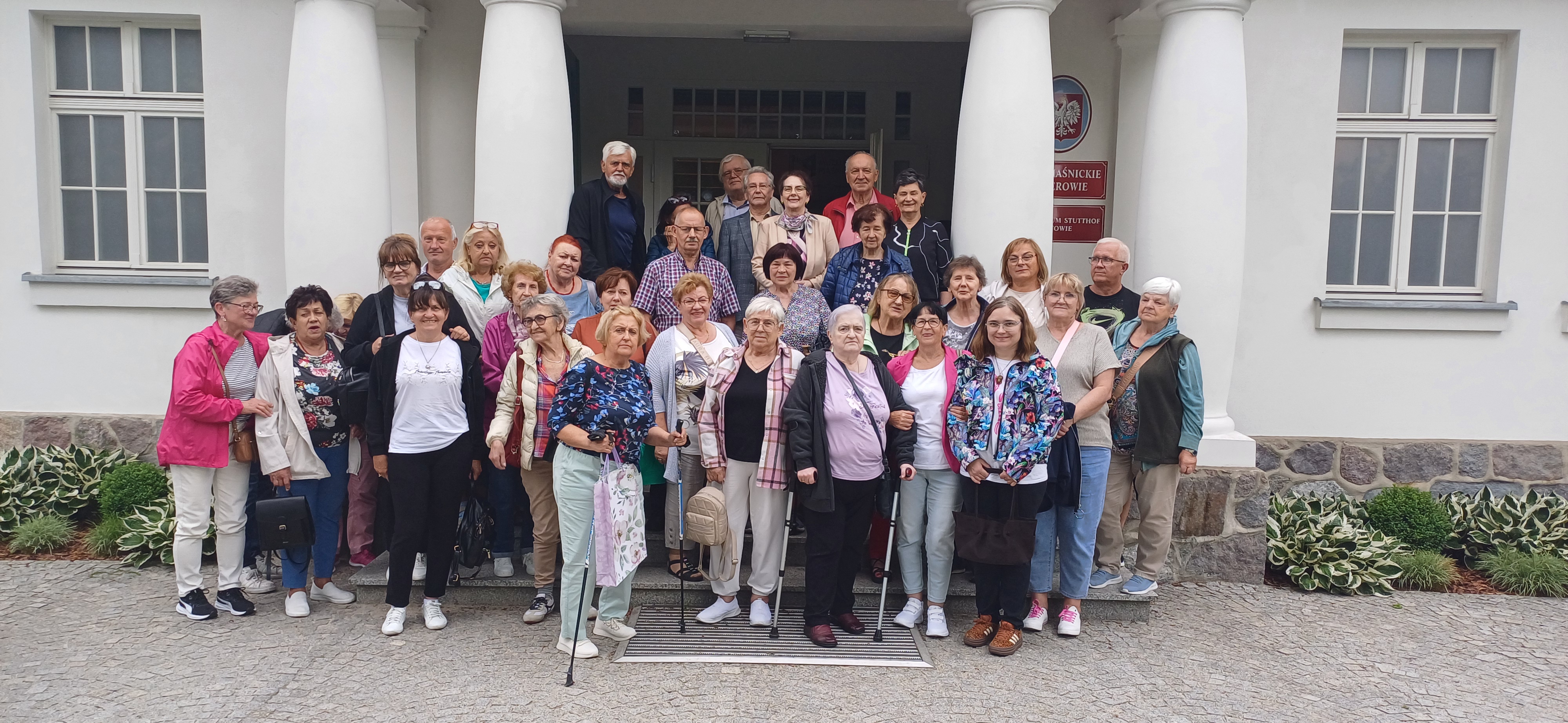 grupa seniorów przed Muzeum Piaśnickim w Wejherowie
