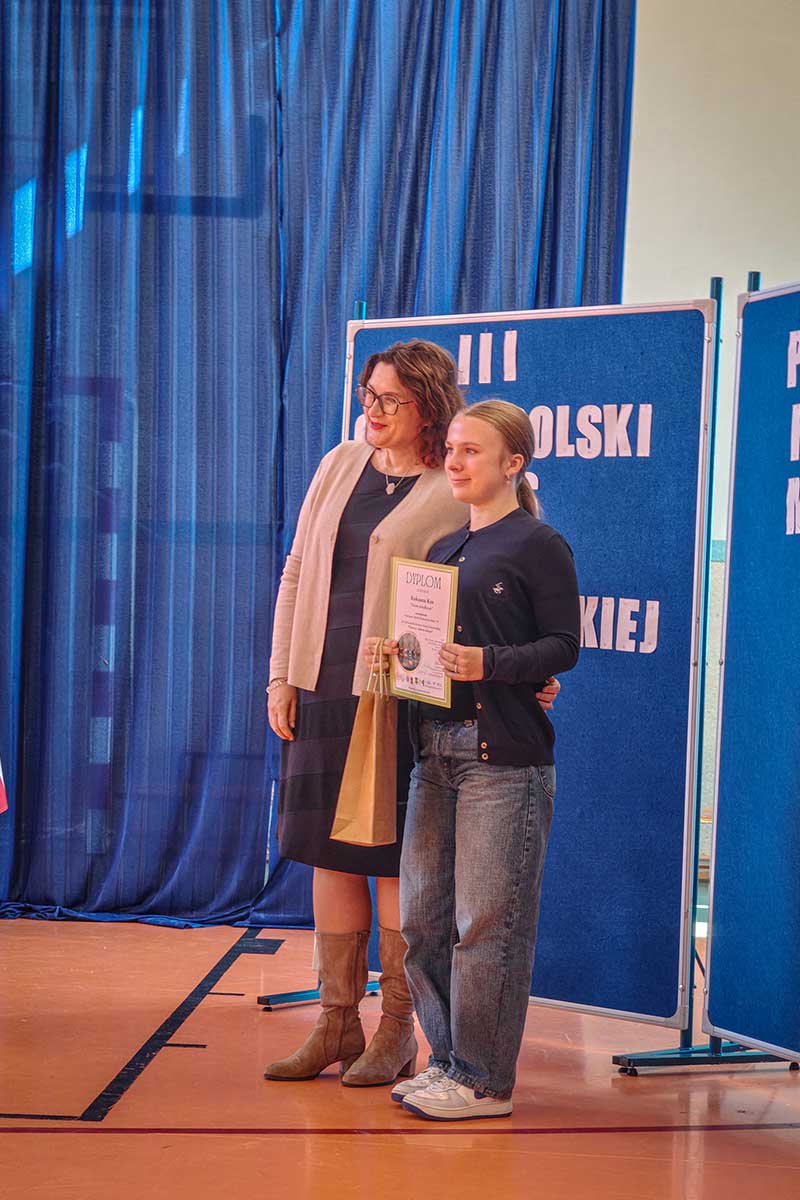 kierowniczka Muzeum Piaśnickiego wręcza nagrodę