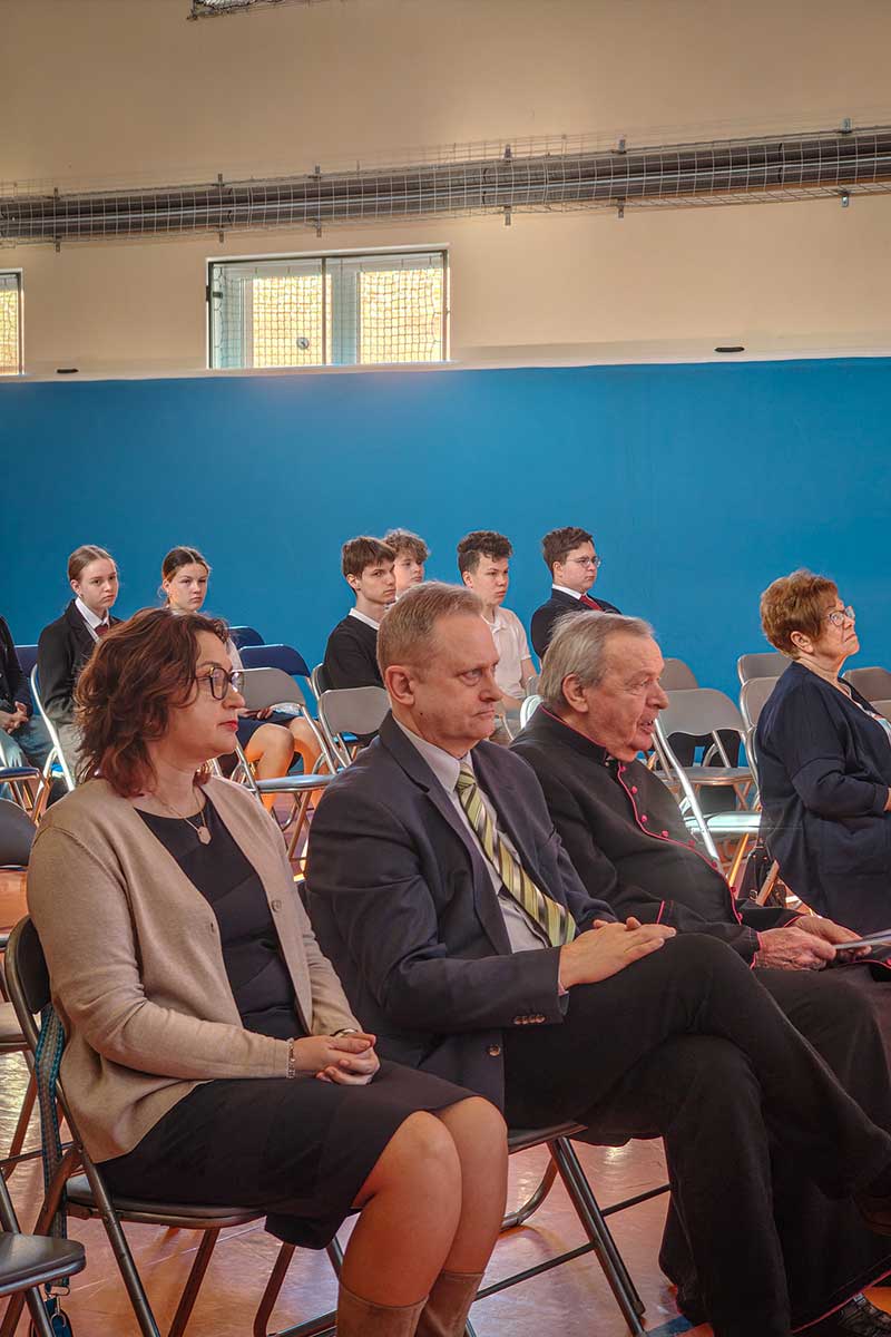 pracownicy podczas uroczystości wręczenia nagród podczas konkursu