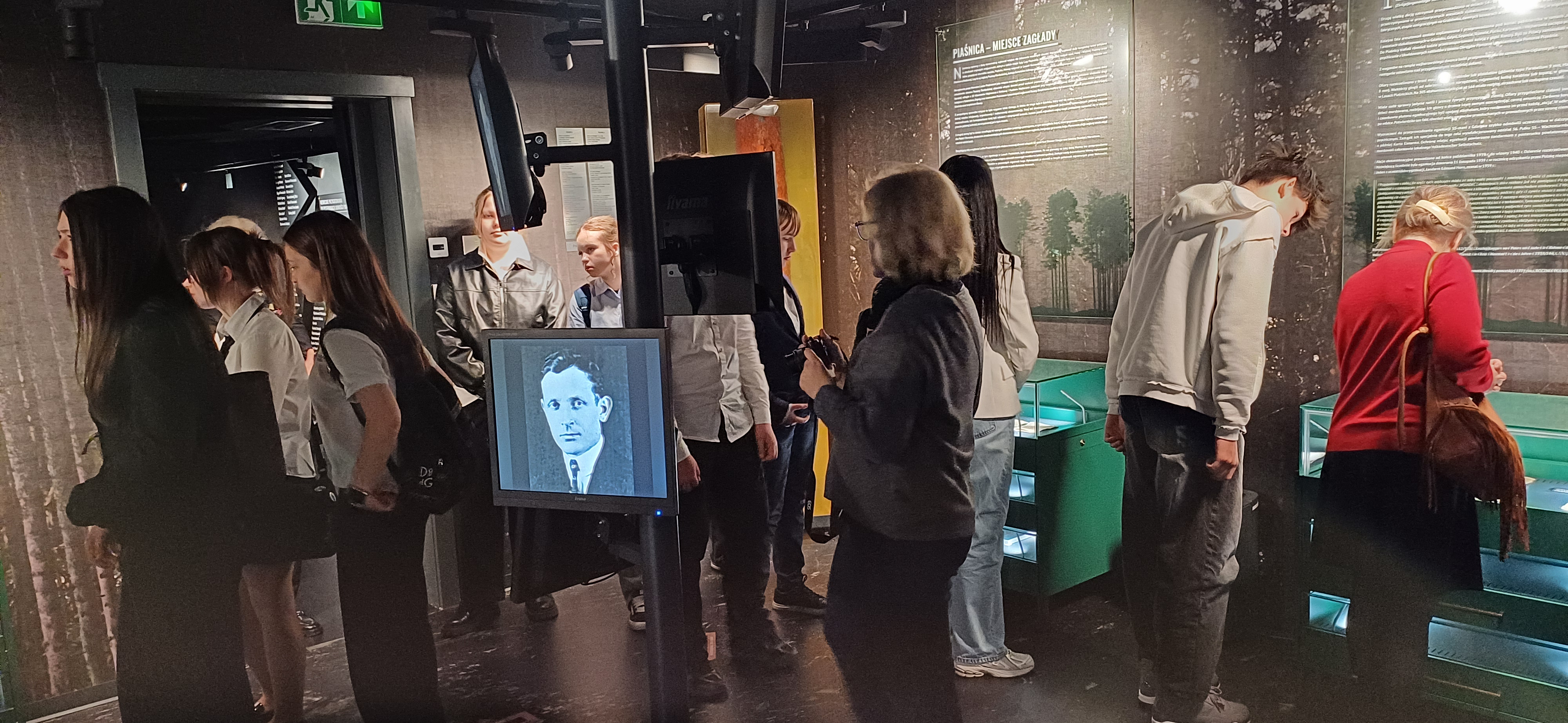 młodzież ogląda wystawę w Muzeum Piaśnickim w Wejherowie