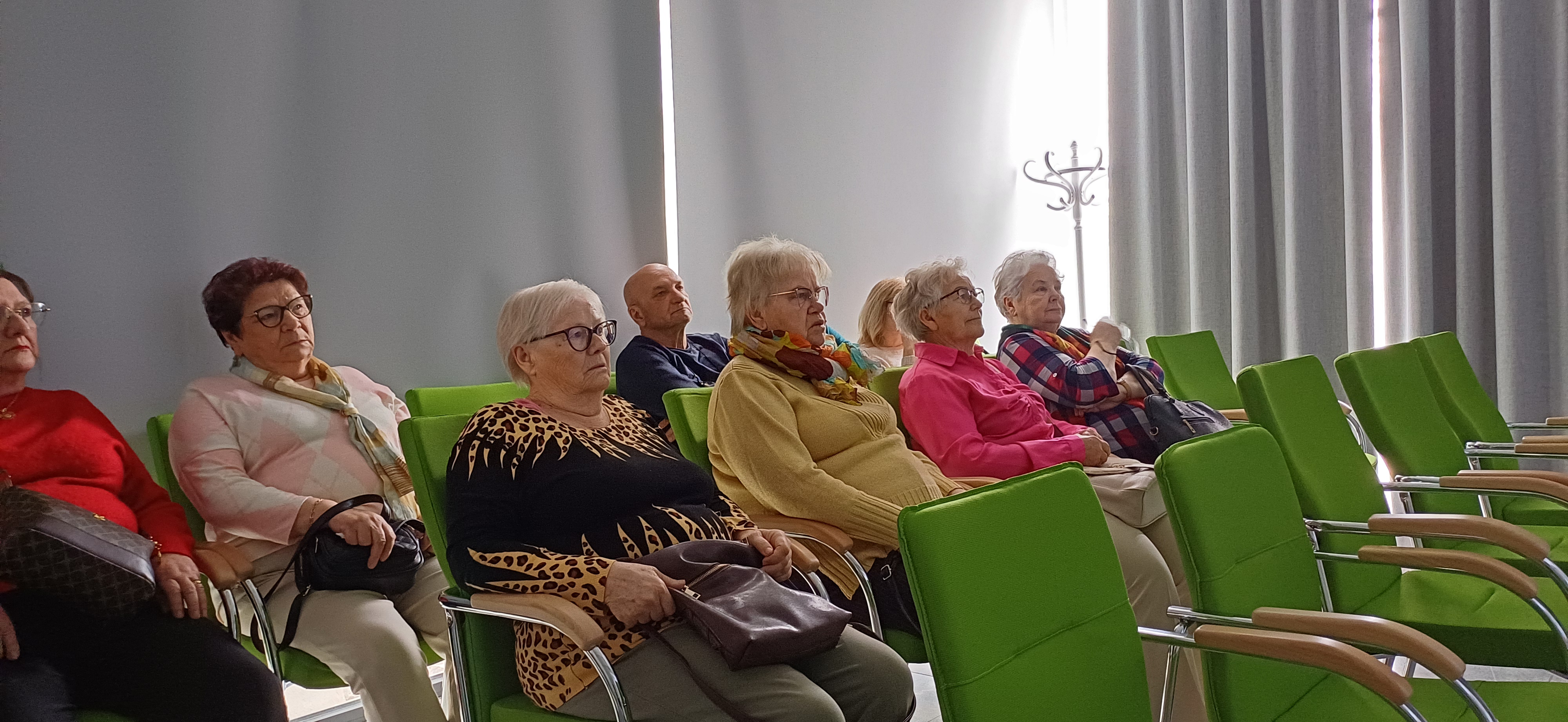 seniorzy oglądają film o Piaśnicy