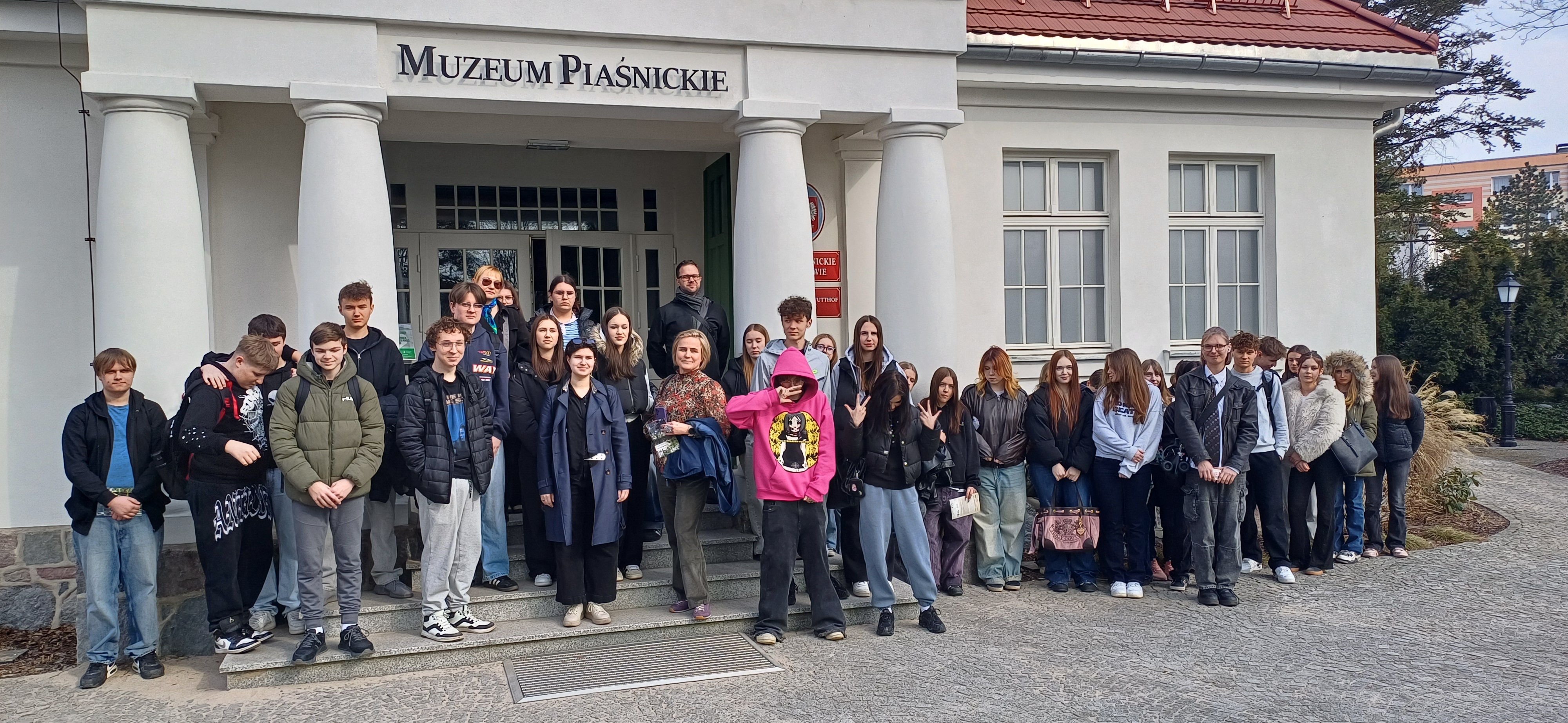 uczniowie pozują przed Muzeum Piaśnickim w Wejherowie
