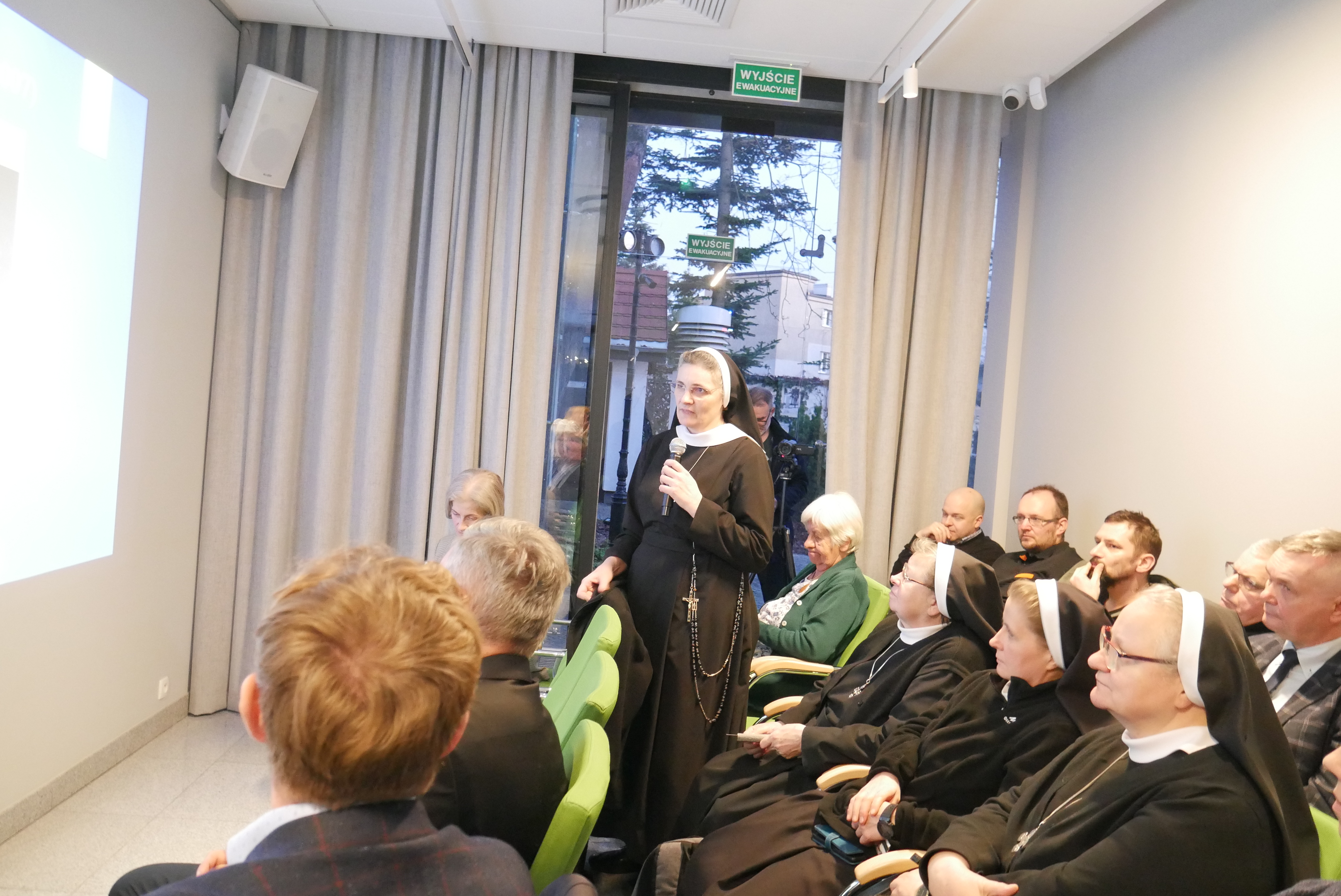 siostra zakonna wypowiada się na wykładzie dr. hab. Tomasza Cerana