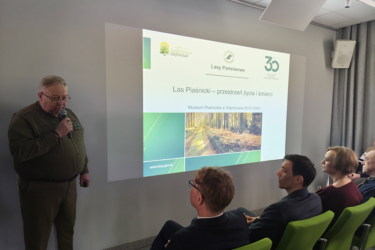 Jacek Szulc przeprowadza wykład o Lesie Piaśnickim