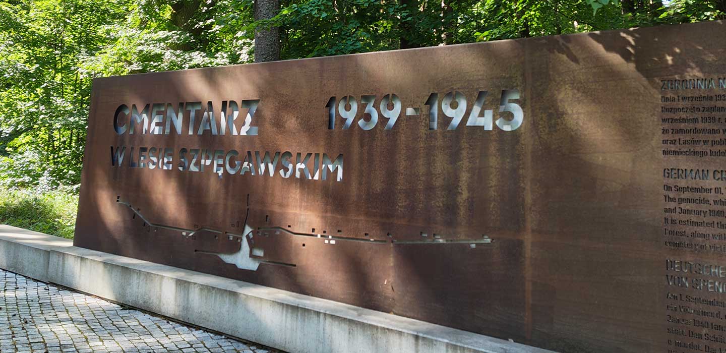 tablica z napisem "Cmentarz w Lesie Szpęgawskim 1939-1945"
