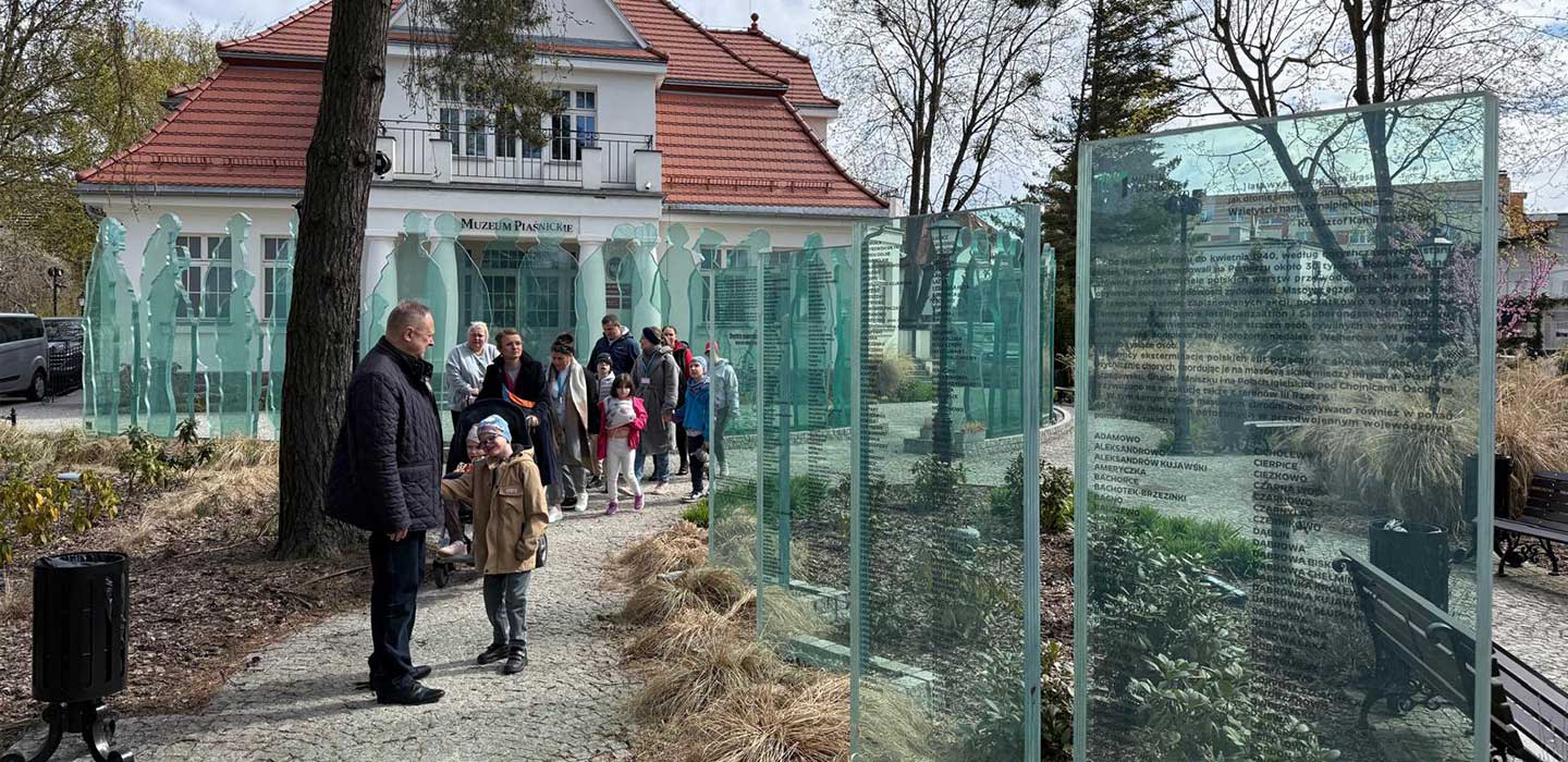 dzieci z pracownikami przed Muzeum Piaśnickim