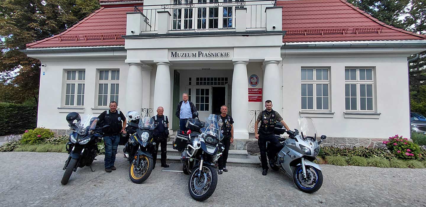motocykliści przed Muzeum Piaśnickim w Wejherowie