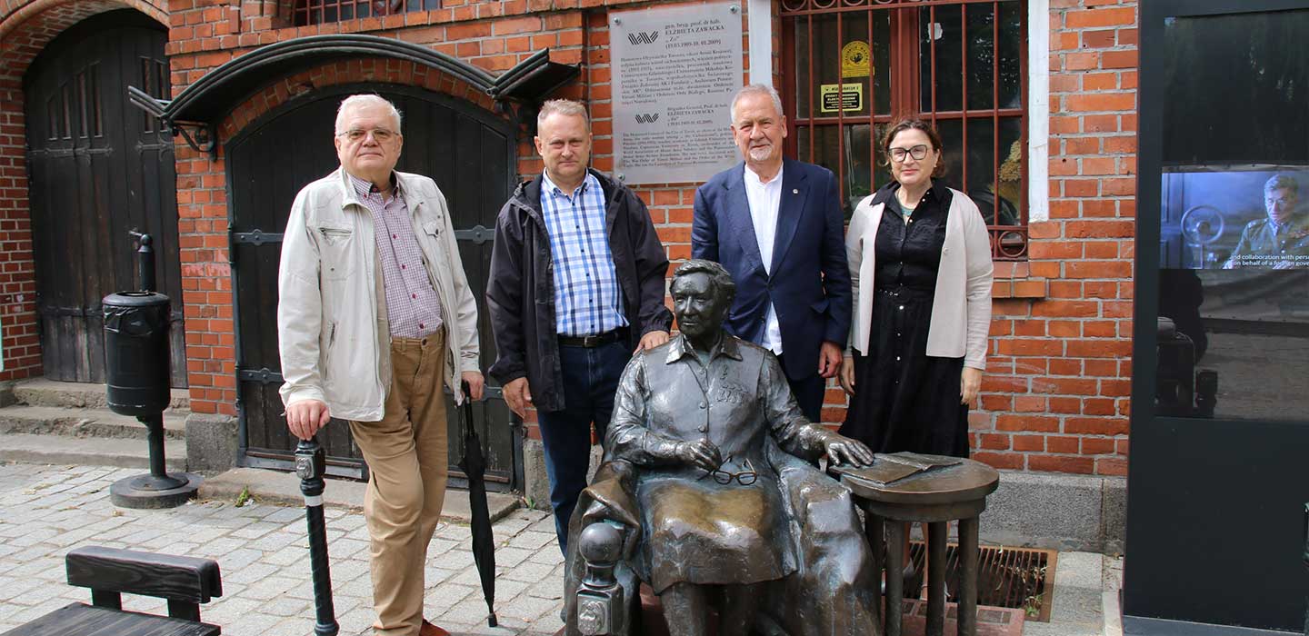 pracownicy Muzeum Piaśnickiego przed siedzibą Fundacji Generał Elżbiety Zawadzkiej w Toruniu