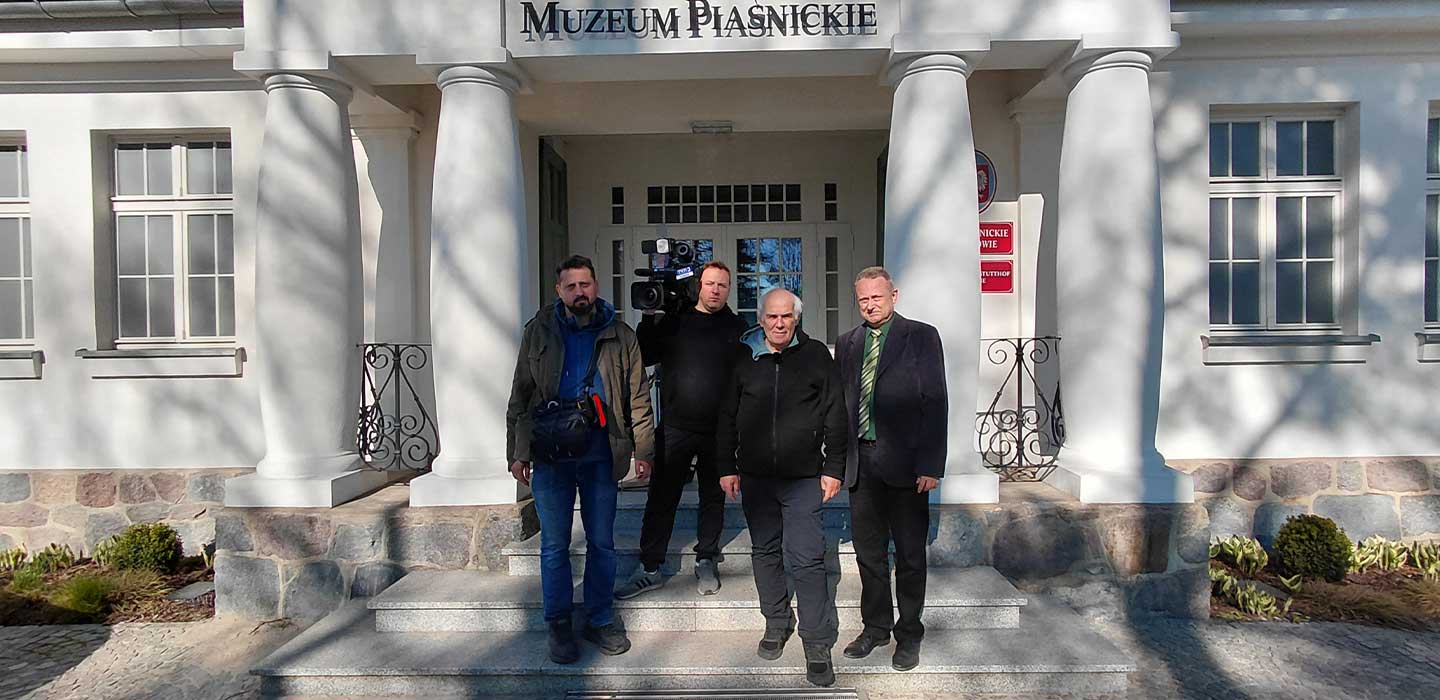 pracownicy muzeum z ekipą TVP historia przed budynkiem