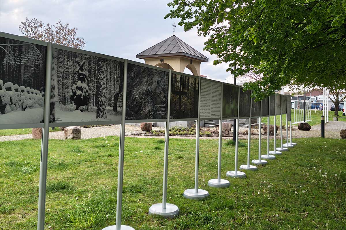 wystawa zamyślenia piaśnickie na placu ofiar piaśnicy w Wejherowie