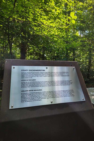 Tablica upamiętniająca duchowieństwo w Lesie Szpęgawskim