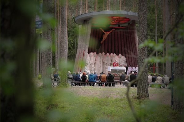 Altar in den Piaśnica-Wäldern